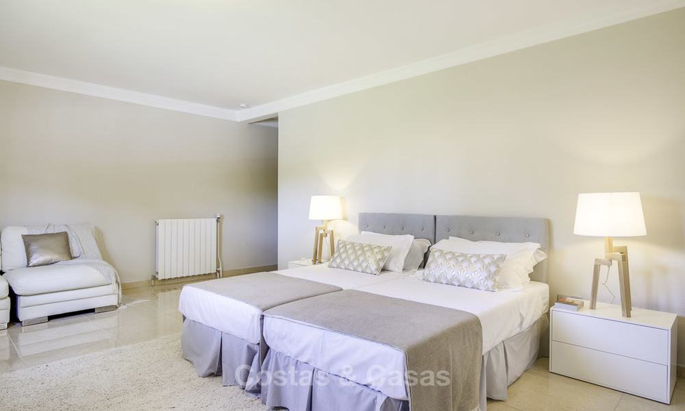 Aantrekkelijke, volledig gerenoveerde luxe villa te koop, dicht bij golfbaan, voorzieningen en strand in Oost-Marbella 17319