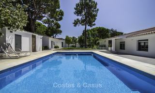 Aantrekkelijke, volledig gerenoveerde luxe villa te koop, dicht bij golfbaan, voorzieningen en strand in Oost-Marbella 17337 