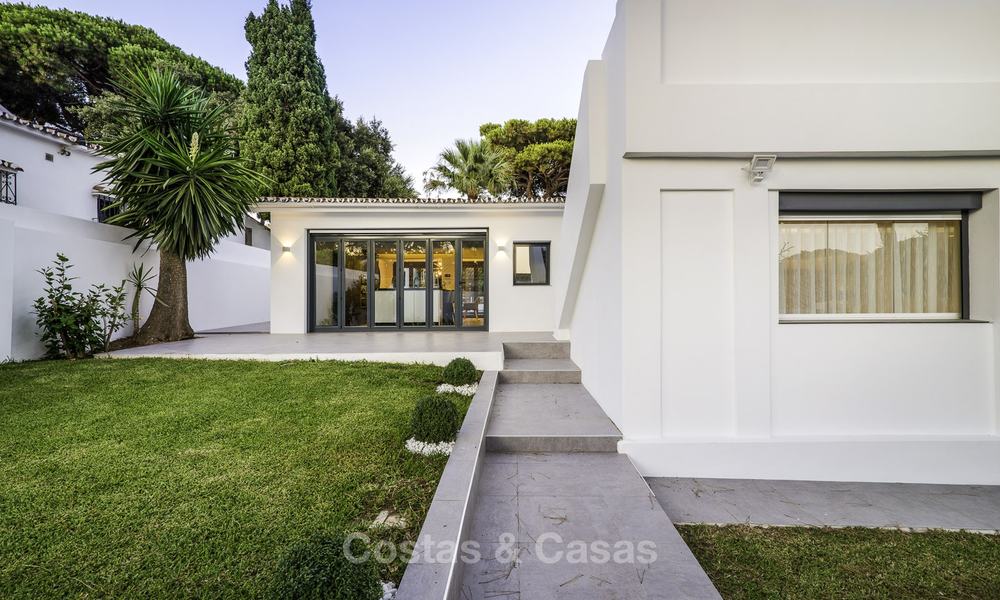Aantrekkelijke, volledig gerenoveerde luxe villa te koop, dicht bij golfbaan, voorzieningen en strand in Oost-Marbella 17340