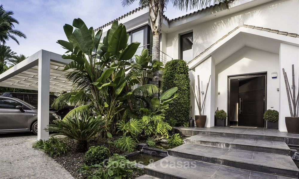 Prachtige en unieke hedendaagse luxe villa te koop, in een exclusieve strand-urbanisatie in Oost Marbella 17391