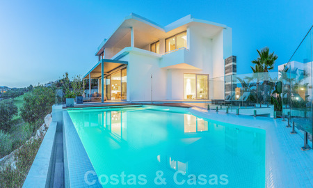 Gloednieuwe moderne luxe villa te koop, direct aan de golfbaan in een klasse golf resort in Oost-Marbella 26755