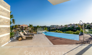 Gloednieuwe moderne luxe villa te koop, direct aan de golfbaan in een klasse golf resort in Oost-Marbella 26771 