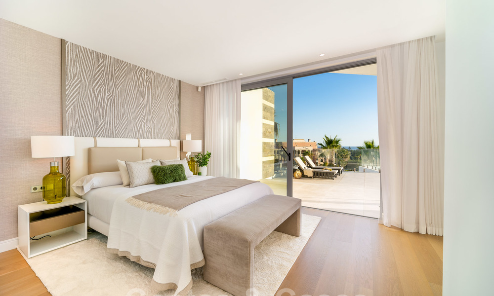 Gloednieuwe moderne luxe villa te koop, direct aan de golfbaan in een klasse golf resort in Oost-Marbella 26772