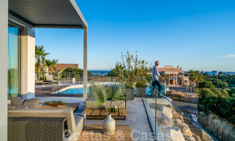 Gloednieuwe moderne luxe villa te koop, direct aan de golfbaan in een klasse golf resort in Oost-Marbella 26773