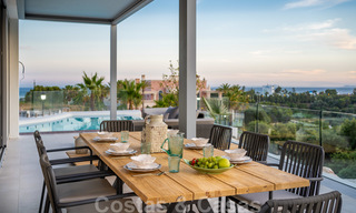 Gloednieuwe moderne luxe villa te koop, direct aan de golfbaan in een klasse golf resort in Oost-Marbella 26776 