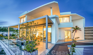 Gloednieuwe moderne luxe villa te koop, direct aan de golfbaan in een klasse golf resort in Oost-Marbella 26779 