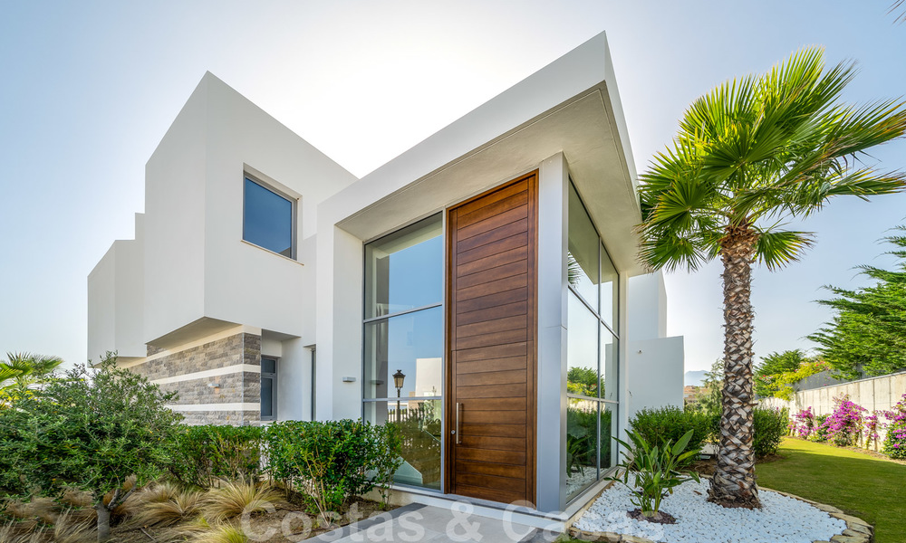 Gloednieuwe moderne luxe villa te koop, direct aan de golfbaan in een klasse golf resort in Oost-Marbella 26789