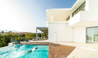 Gloednieuwe moderne luxe villa te koop, direct aan de golfbaan in een klasse golf resort in Oost-Marbella 26790 