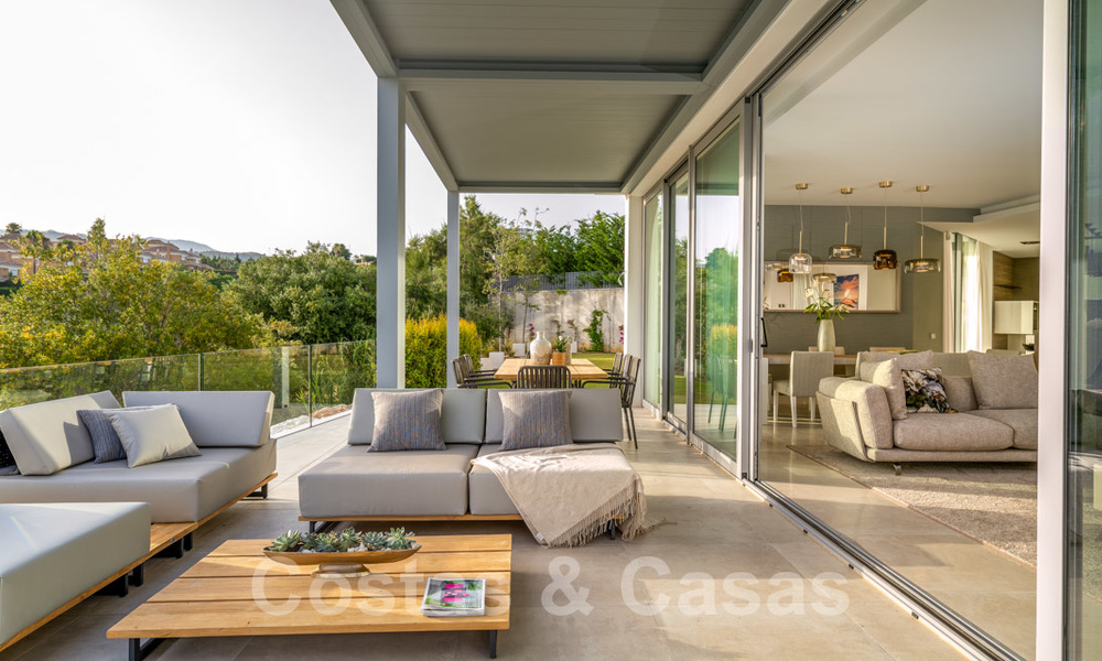 Gloednieuwe moderne luxe villa te koop, direct aan de golfbaan in een klasse golf resort in Oost-Marbella 26792