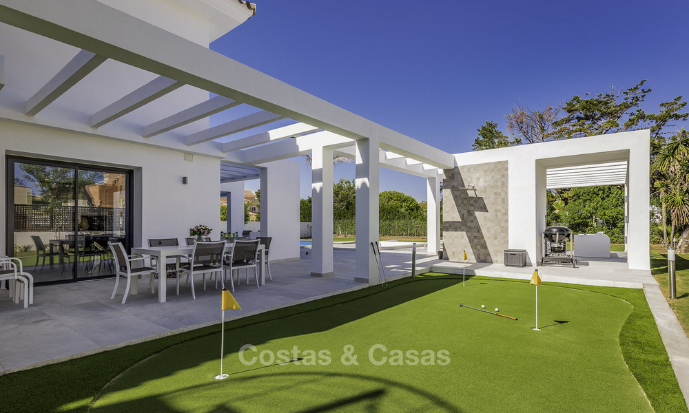 Fonkelnieuwe super-moderne luxe villa te koop, in een chique strandwijk op de grens van Marbella - Estepona 17649