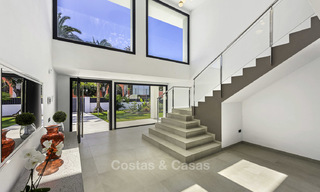 Fonkelnieuwe super-moderne luxe villa te koop, in een chique strandwijk op de grens van Marbella - Estepona 17650 