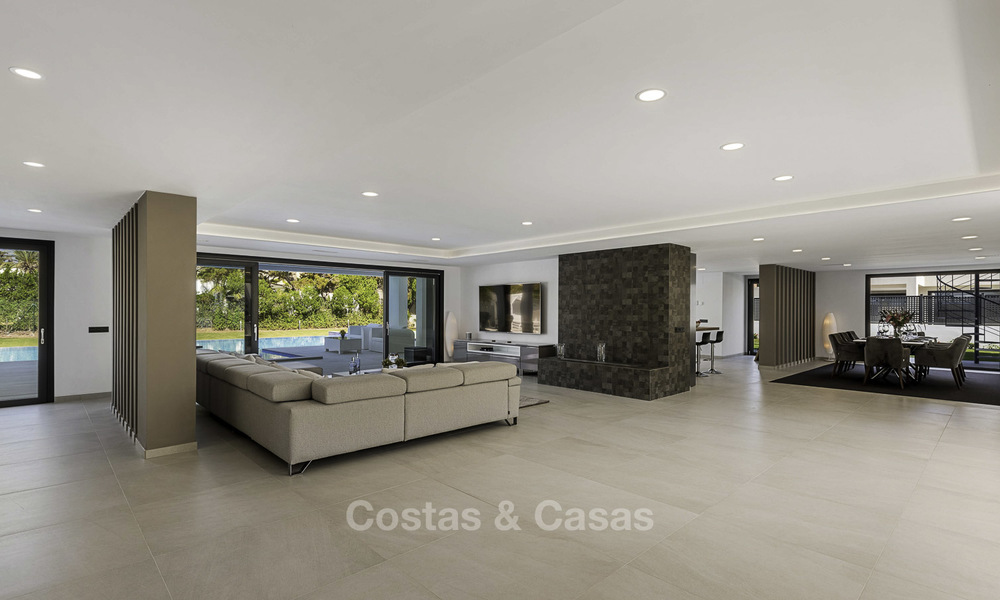 Fonkelnieuwe super-moderne luxe villa te koop, in een chique strandwijk op de grens van Marbella - Estepona 17656