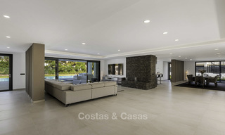 Fonkelnieuwe super-moderne luxe villa te koop, in een chique strandwijk op de grens van Marbella - Estepona 17656 