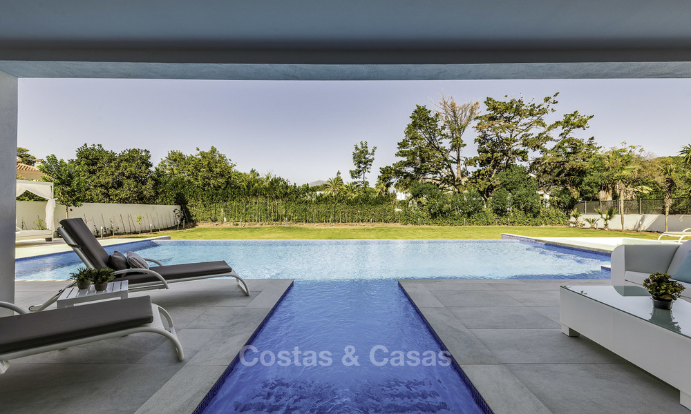Fonkelnieuwe super-moderne luxe villa te koop, in een chique strandwijk op de grens van Marbella - Estepona 17659