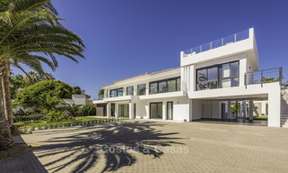 Fonkelnieuwe super-moderne luxe villa te koop, in een chique strandwijk op de grens van Marbella - Estepona 17660 