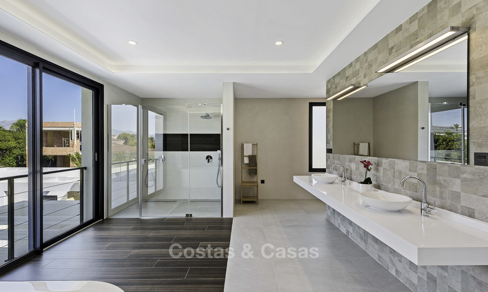 Fonkelnieuwe super-moderne luxe villa te koop, in een chique strandwijk op de grens van Marbella - Estepona 17666