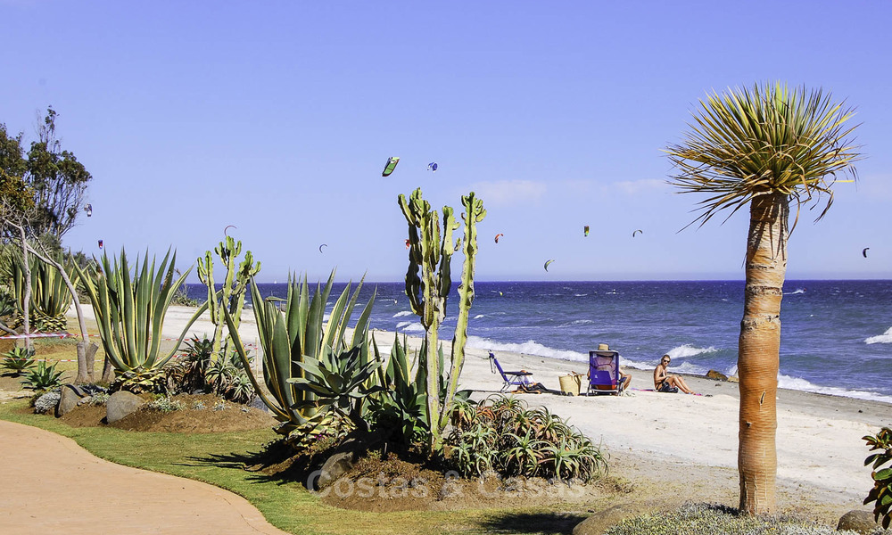 Fantastisch tuinappartement te koop, in een gegeerde urbanisatie aan het strand tussen Marbella en Estepona 17862