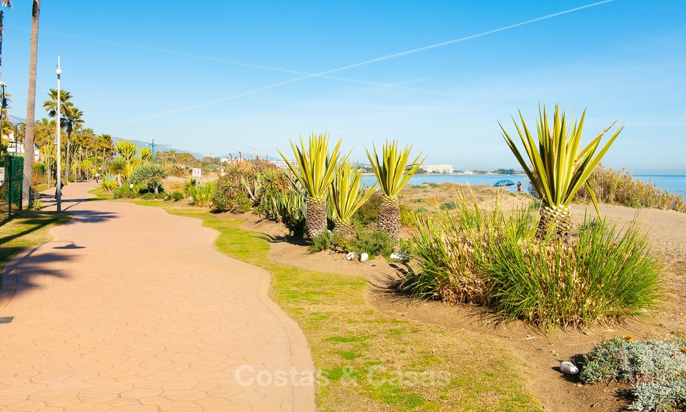 Fantastisch tuinappartement te koop, in een gegeerde urbanisatie aan het strand tussen Marbella en Estepona 17868