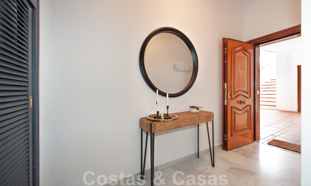 Instapklaar appartement te koop op een steenworp van alle voorzieningen en Puerto Banus in Nueva Andalucia, Marbella 21089