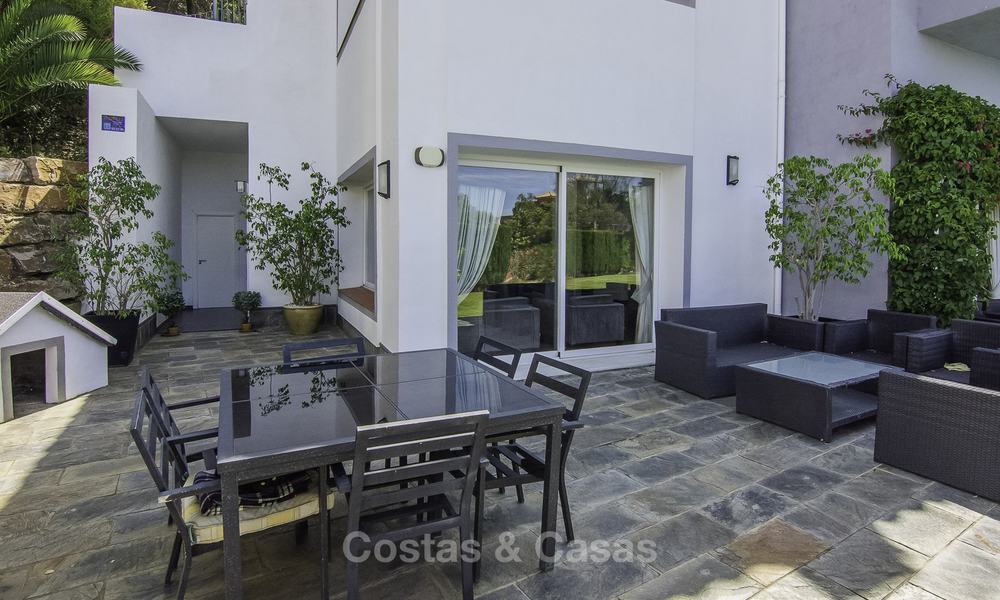 Moderne vrijstaande luxe-villa op een grote kavel binnen een rustig domein te koop, Oost Marbella 18126