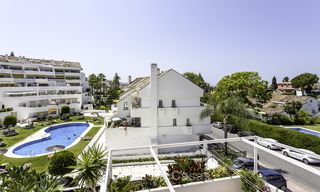 Helder en ruim appartement te koop, op loopafstand van Puerto Banus, voorzieningen en strand in Nueva Andalucia, Marbella 17975 