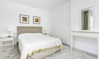 Helder en ruim appartement te koop, op loopafstand van Puerto Banus, voorzieningen en strand in Nueva Andalucia, Marbella 17990 