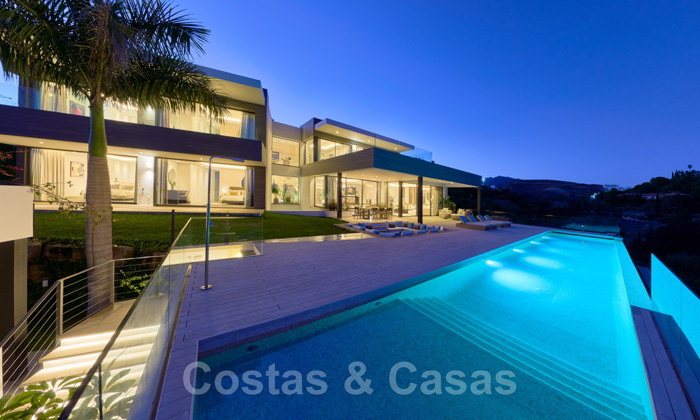 Spectaculaire eigentijdse luxe villa te koop, met prachtig zeezicht en een eerstelijns frontlinie golf positie in Benahavis - Marbella 36646