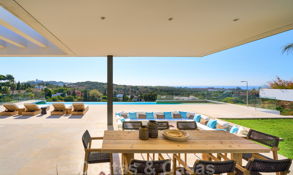 Spectaculaire eigentijdse luxe villa te koop, met prachtig zeezicht en een eerstelijns frontlinie golf positie in Benahavis - Marbella 36665
