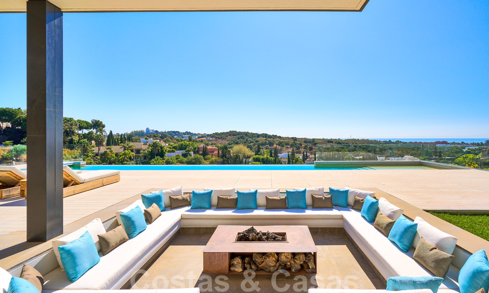 Spectaculaire eigentijdse luxe villa te koop, met prachtig zeezicht en een eerstelijns frontlinie golf positie in Benahavis - Marbella 36667