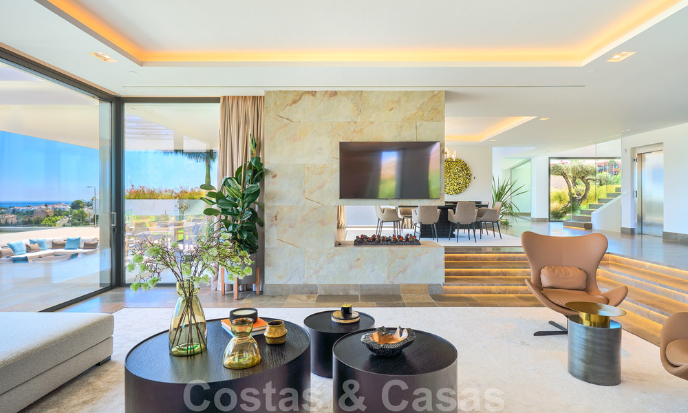 Spectaculaire eigentijdse luxe villa te koop, met prachtig zeezicht en een eerstelijns frontlinie golf positie in Benahavis - Marbella 36684