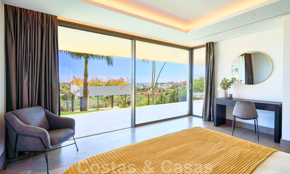 Spectaculaire eigentijdse luxe villa te koop, met prachtig zeezicht en een eerstelijns frontlinie golf positie in Benahavis - Marbella 36693