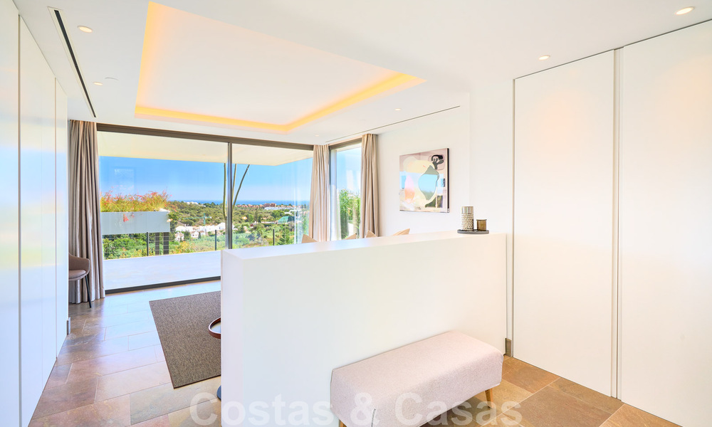 Spectaculaire eigentijdse luxe villa te koop, met prachtig zeezicht en een eerstelijns frontlinie golf positie in Benahavis - Marbella 36697