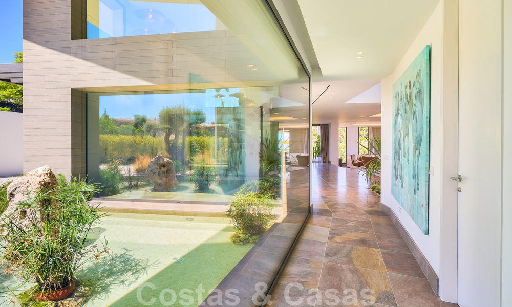 Spectaculaire eigentijdse luxe villa te koop, met prachtig zeezicht en een eerstelijns frontlinie golf positie in Benahavis - Marbella 36702