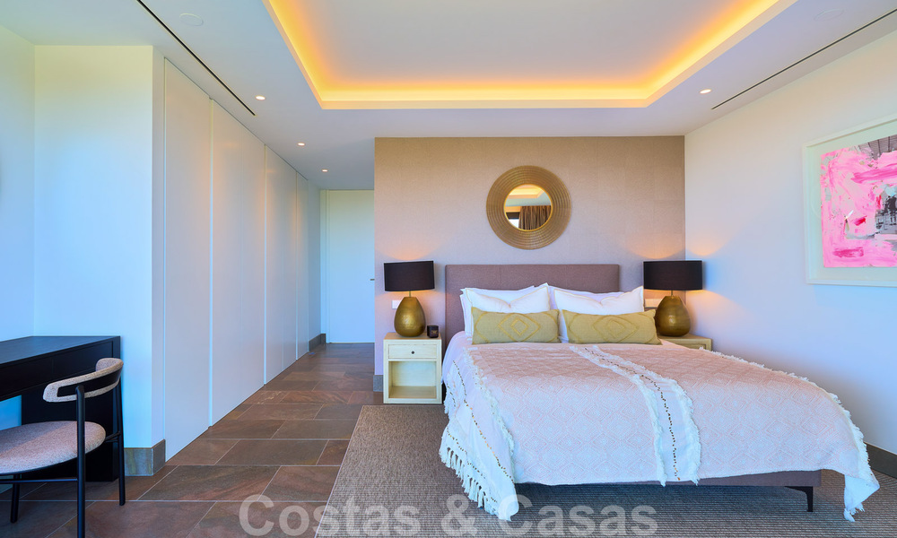Spectaculaire eigentijdse luxe villa te koop, met prachtig zeezicht en een eerstelijns frontlinie golf positie in Benahavis - Marbella 36704