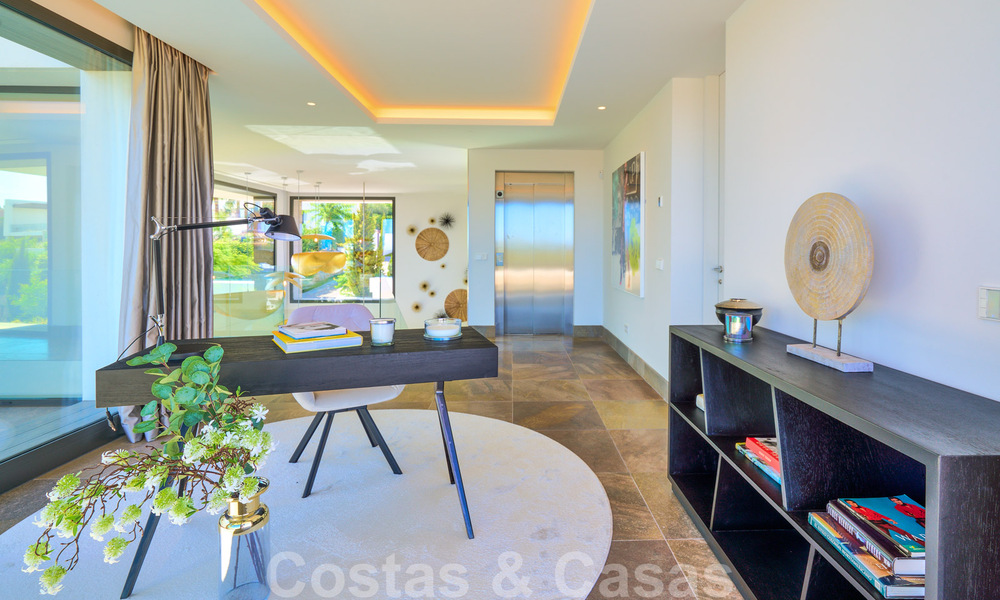Spectaculaire eigentijdse luxe villa te koop, met prachtig zeezicht en een eerstelijns frontlinie golf positie in Benahavis - Marbella 36709