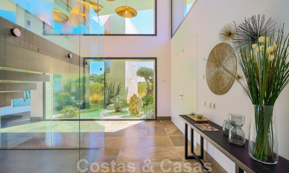 Spectaculaire eigentijdse luxe villa te koop, met prachtig zeezicht en een eerstelijns frontlinie golf positie in Benahavis - Marbella 36711