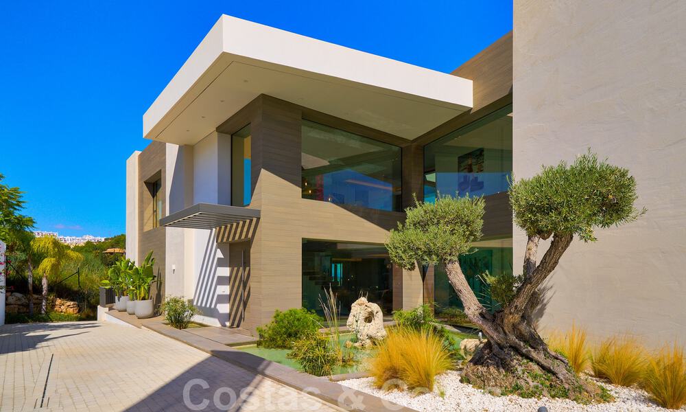 Spectaculaire eigentijdse luxe villa te koop, met prachtig zeezicht en een eerstelijns frontlinie golf positie in Benahavis - Marbella 36712