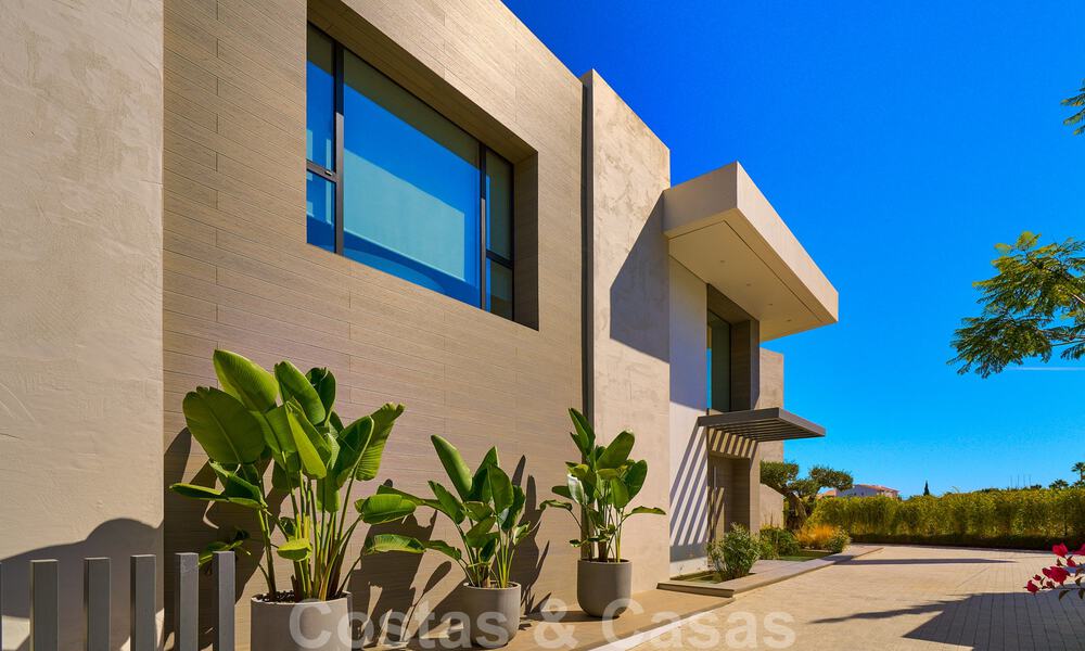 Spectaculaire eigentijdse luxe villa te koop, met prachtig zeezicht en een eerstelijns frontlinie golf positie in Benahavis - Marbella 36713