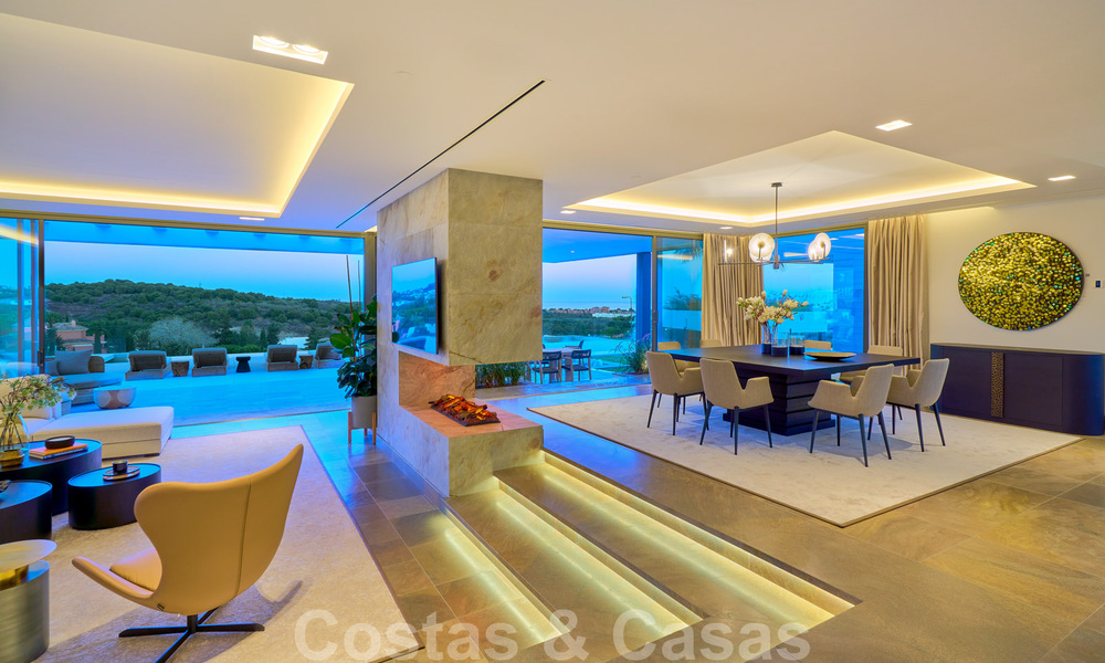 Spectaculaire eigentijdse luxe villa te koop, met prachtig zeezicht en een eerstelijns frontlinie golf positie in Benahavis - Marbella 36716