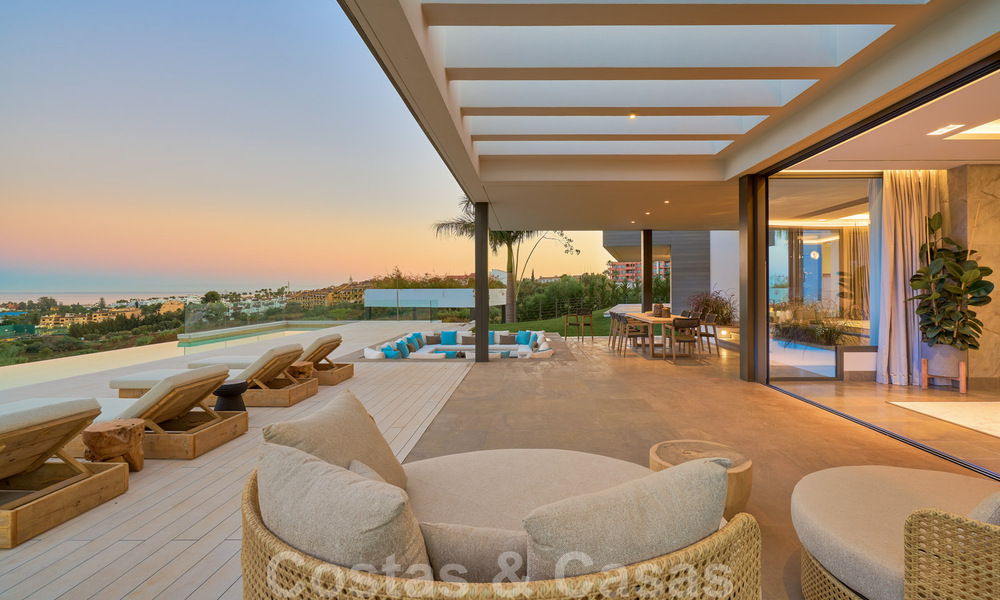 Spectaculaire eigentijdse luxe villa te koop, met prachtig zeezicht en een eerstelijns frontlinie golf positie in Benahavis - Marbella 36719
