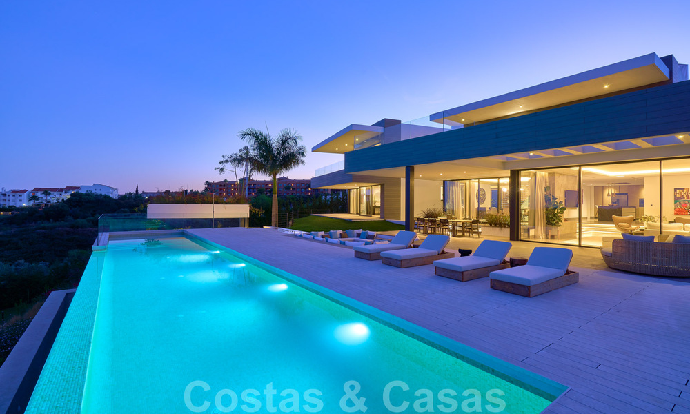 Spectaculaire eigentijdse luxe villa te koop, met prachtig zeezicht en een eerstelijns frontlinie golf positie in Benahavis - Marbella 36723