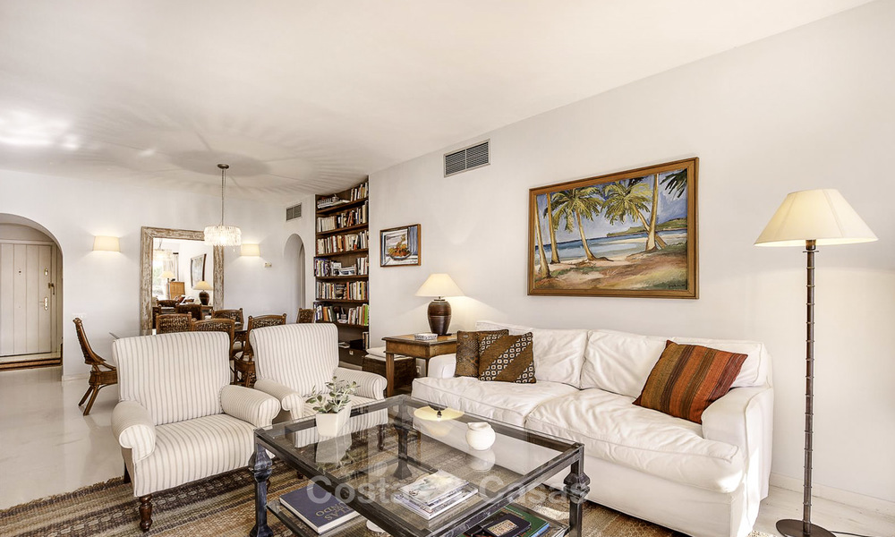 Helder en ruim penthouse appartement te koop in een rustige urbanisatie naast een golfbaan, Marbella - Estepona 18151