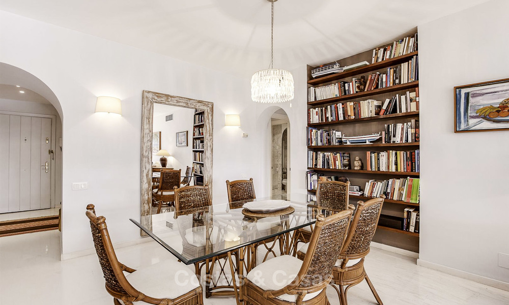 Helder en ruim penthouse appartement te koop in een rustige urbanisatie naast een golfbaan, Marbella - Estepona 18159