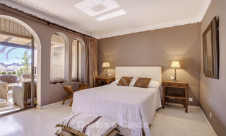 Helder en ruim penthouse appartement te koop in een rustige urbanisatie naast een golfbaan, Marbella - Estepona 18168 