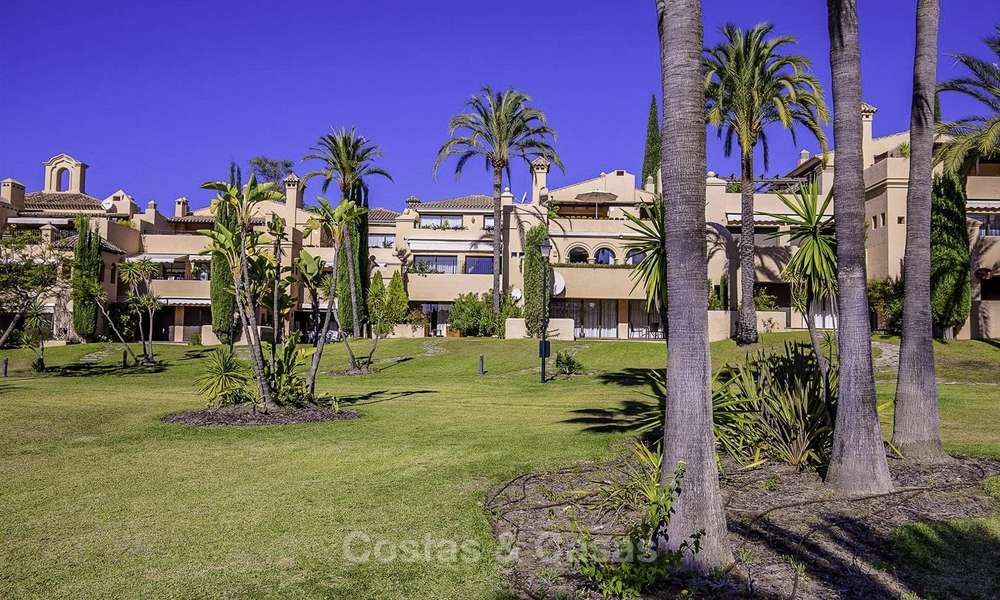 Helder en ruim penthouse appartement te koop in een rustige urbanisatie naast een golfbaan, Marbella - Estepona 18177