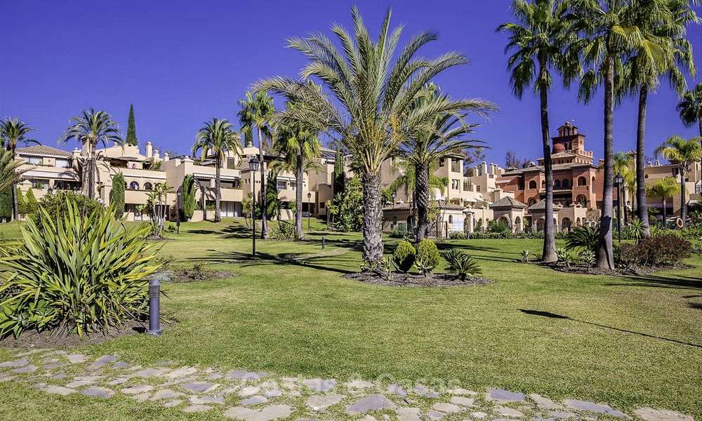 Helder en ruim penthouse appartement te koop in een rustige urbanisatie naast een golfbaan, Marbella - Estepona 18178