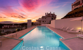 Nieuw luxe penthouse te koop met panoramisch zeezicht in een exclusief complex in Nueva Andalucia te Marbella 32001 