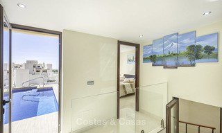 Modern penthouse appartement met privé zwembad te koop direct aan het strand, New Golden Mile, Estepona 18645 