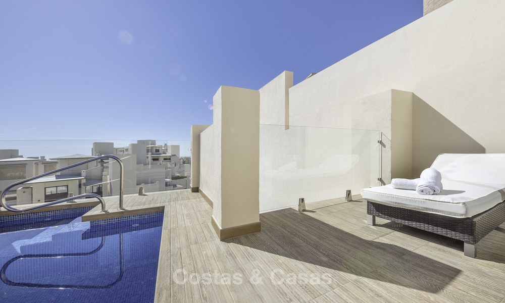 Modern penthouse appartement met privé zwembad te koop direct aan het strand, New Golden Mile, Estepona 18648