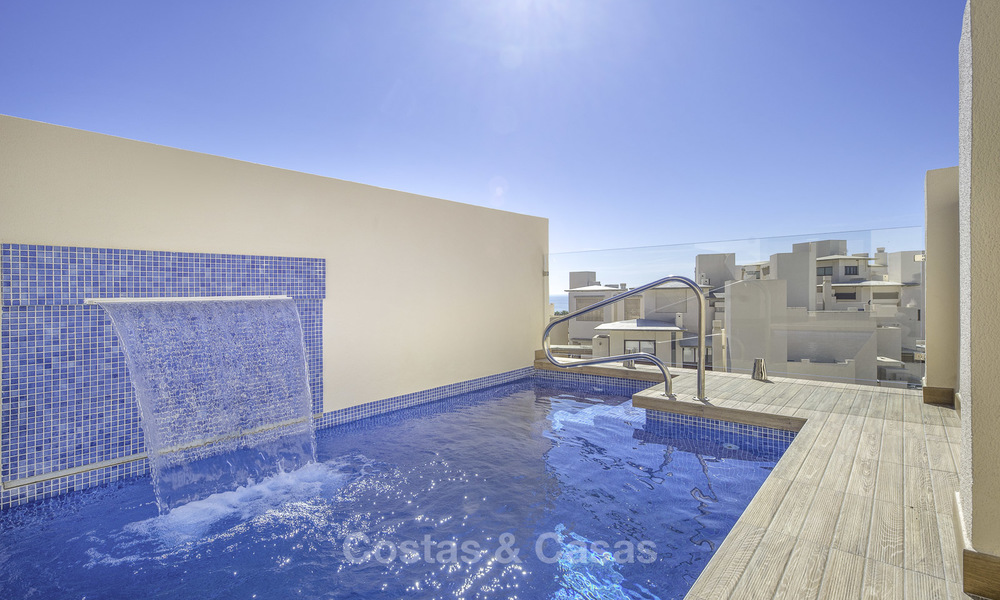 Modern penthouse appartement met privé zwembad te koop direct aan het strand, New Golden Mile, Estepona 18651